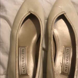 Naturalized low heels shoes